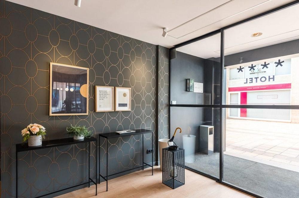 Up Rooms Vic Hotel Экстерьер фото