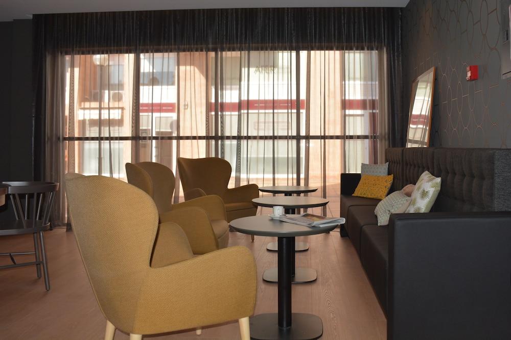 Up Rooms Vic Hotel Экстерьер фото