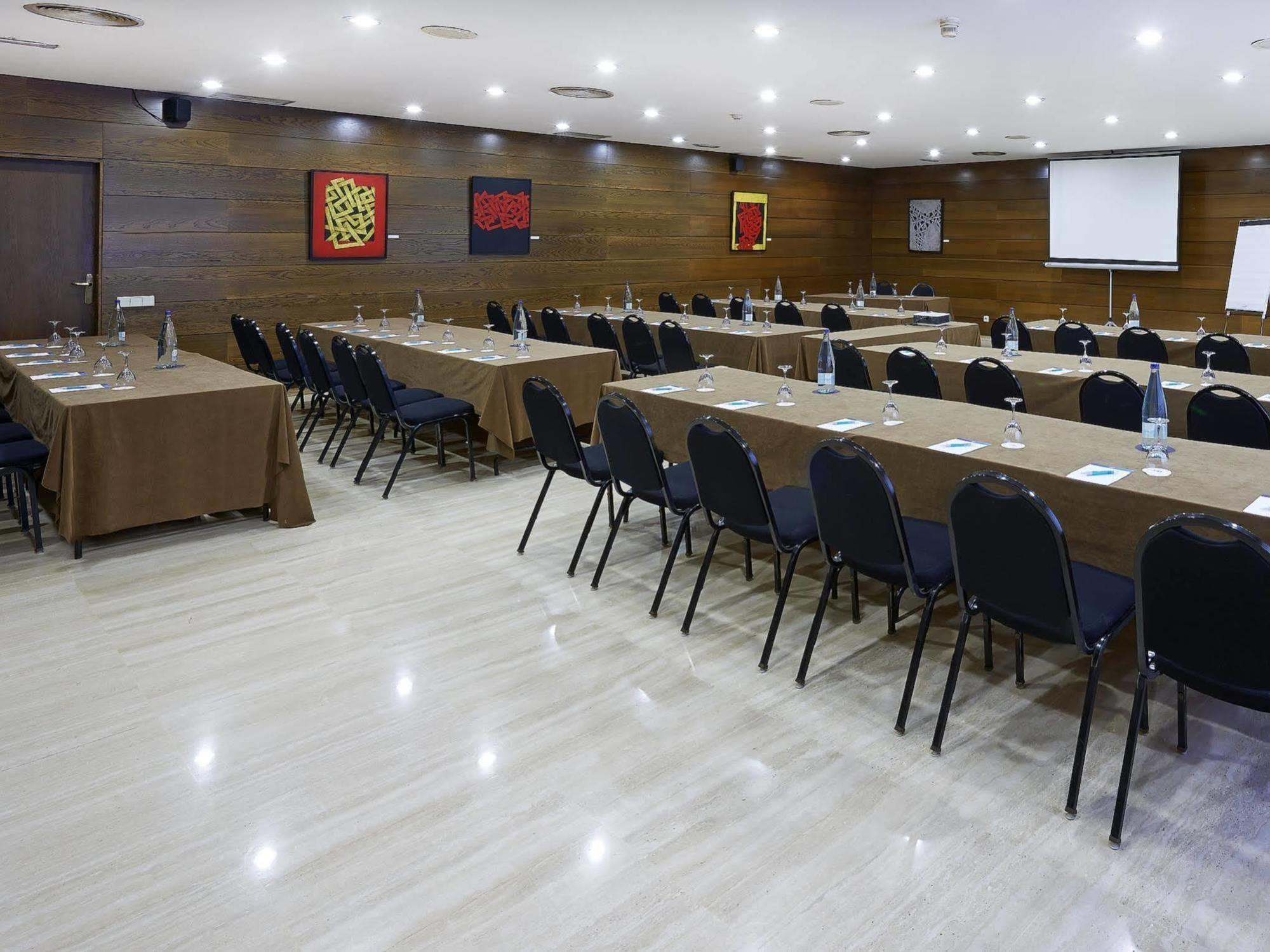 Up Rooms Vic Hotel Экстерьер фото